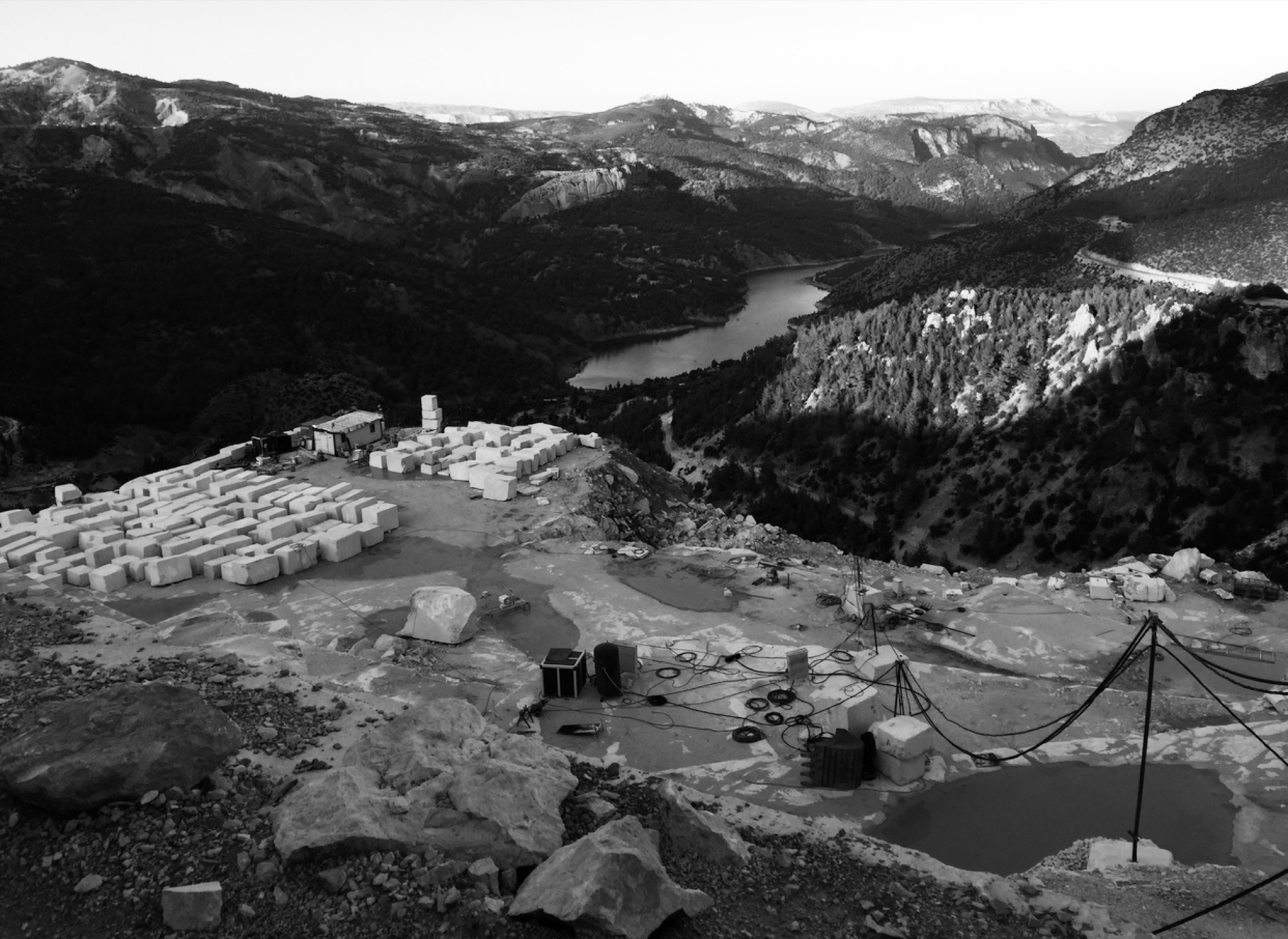 Ermenek Yeşilköy'deki mermer ocağımızın alacakaranlıkta panoramik görünümü.